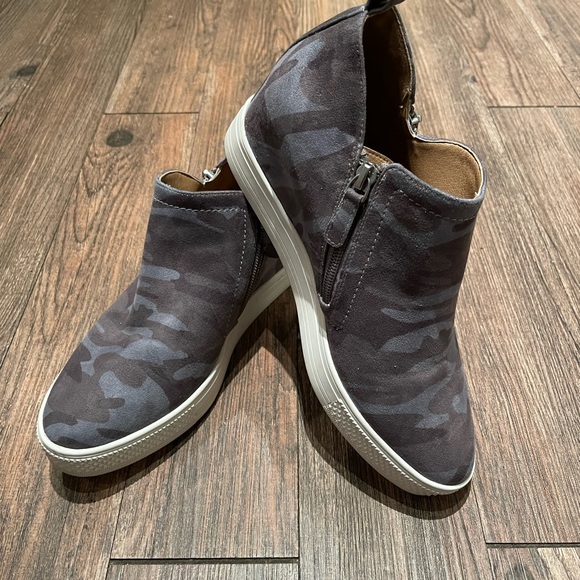 Susina Wedge Sneaker - Picture 3 of 4